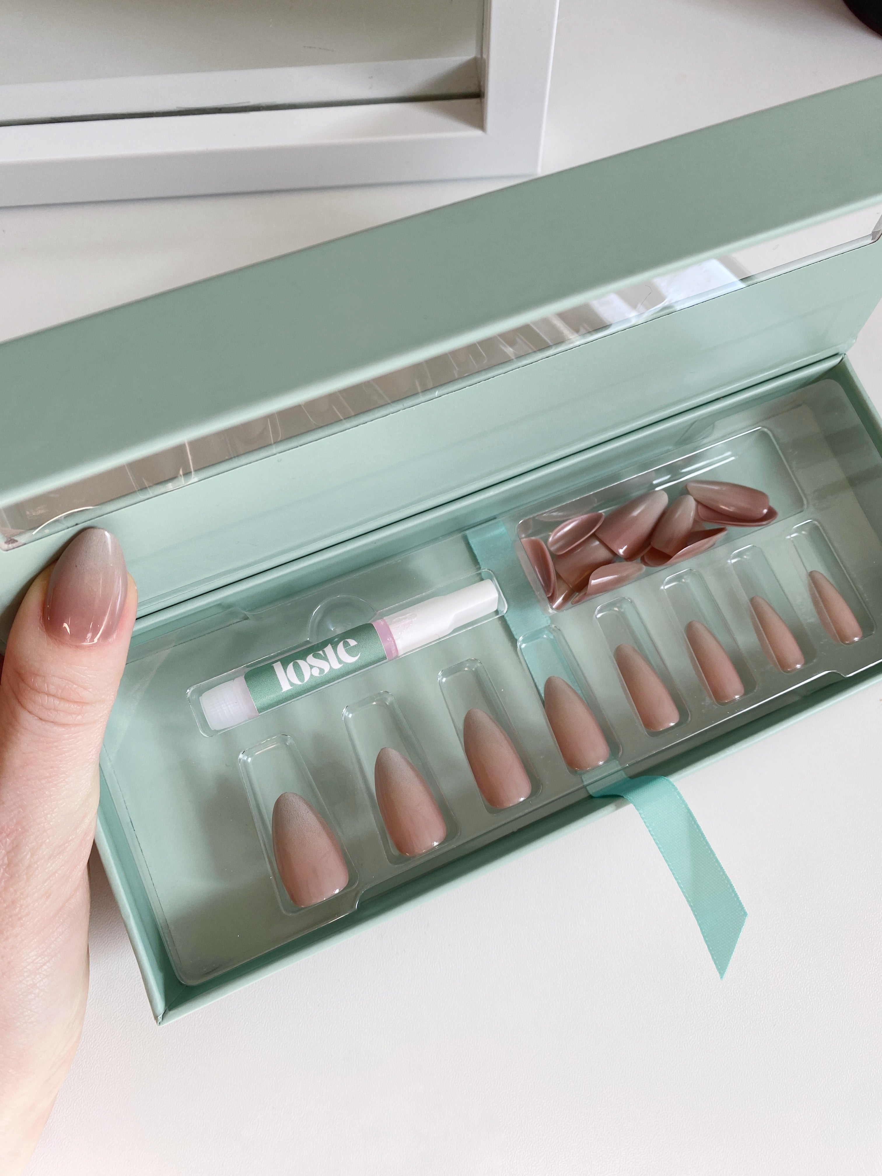 false-nails-in-box