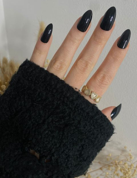 black-false-nails-3.jpg