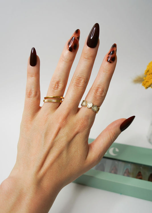 tigers-eye-false-nails