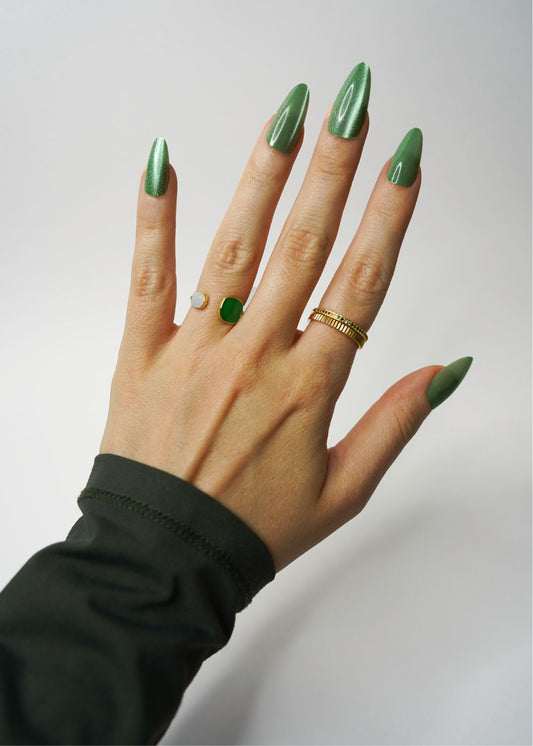 green-false-nails