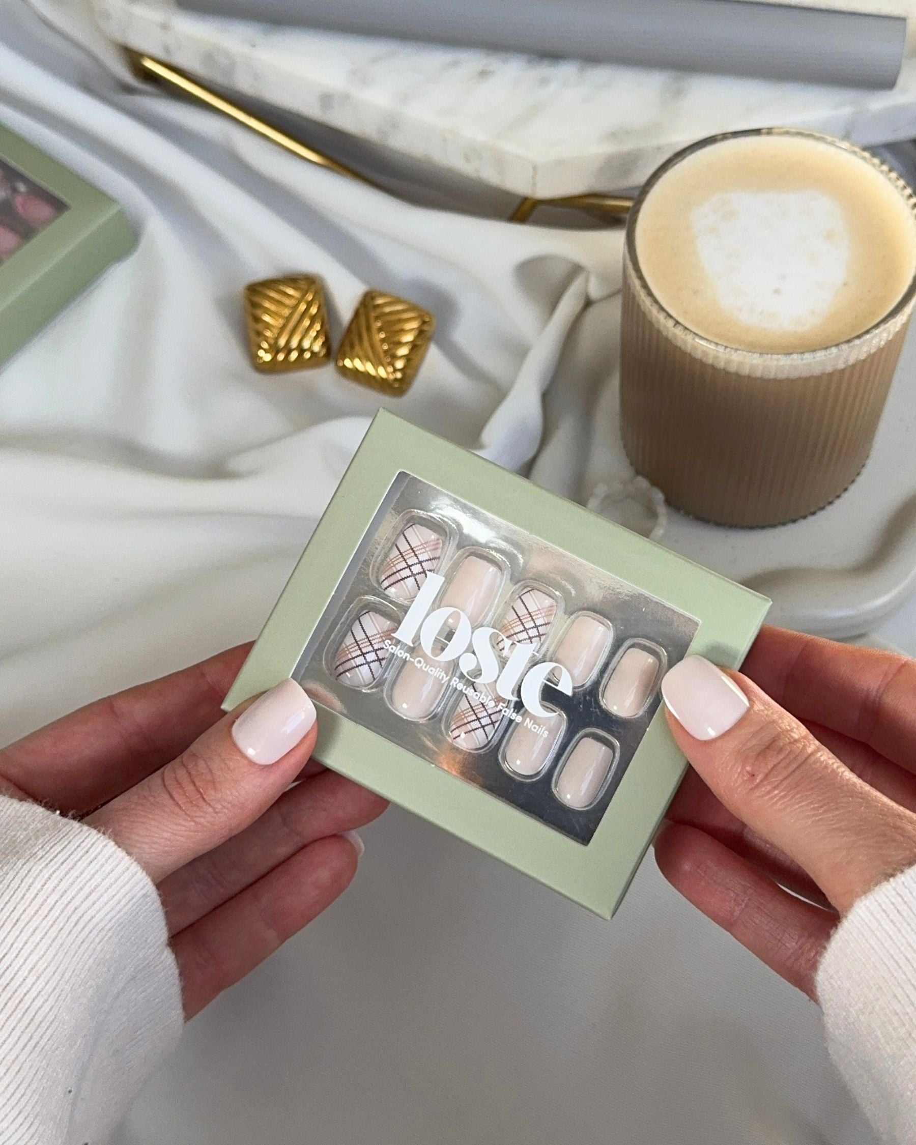 Loste short press-on nails white square